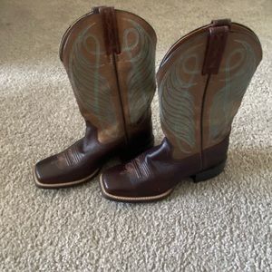 Women’s size 7-7.5 boots, like new
